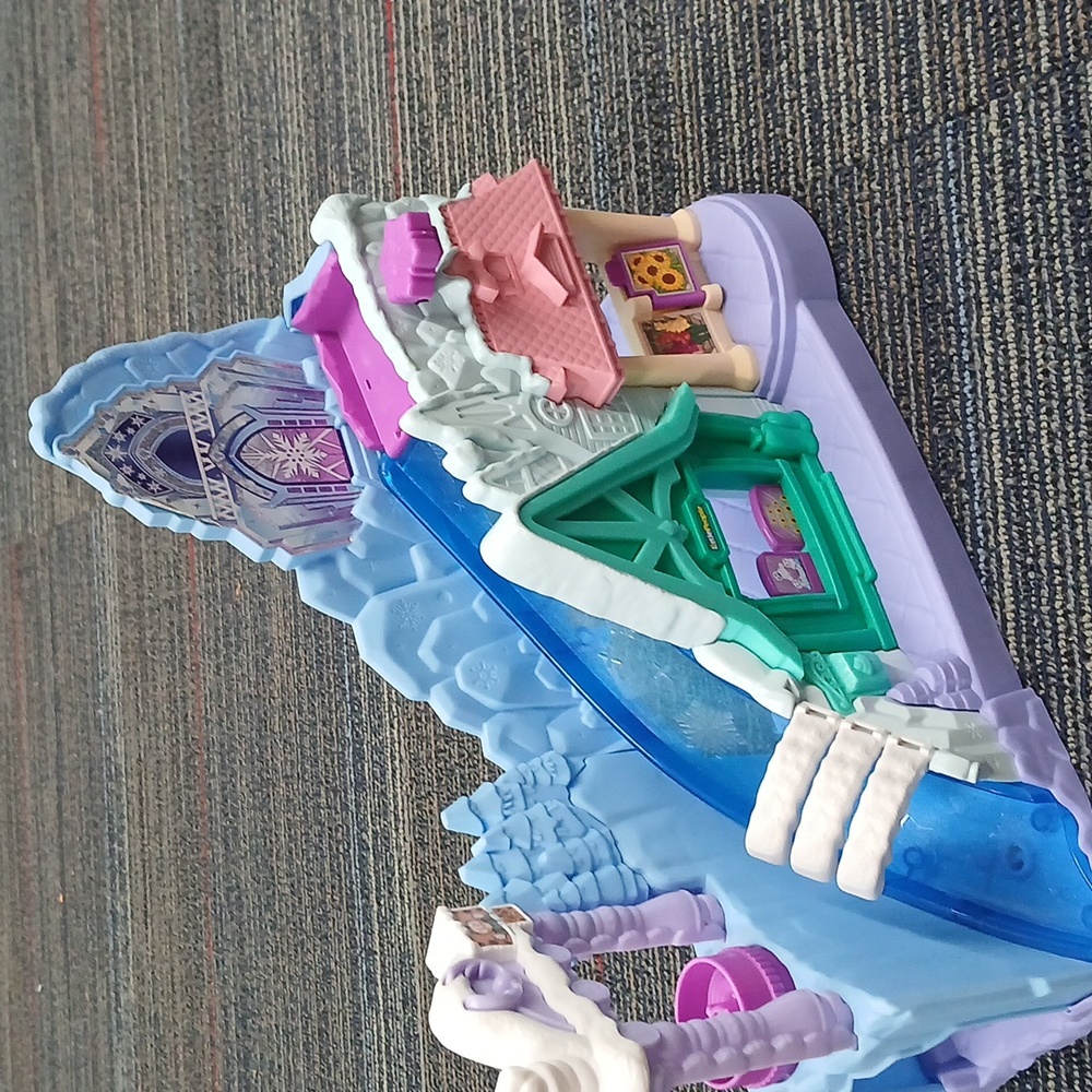 Fisher Price Little People Frozen-Themed Playset with 5 Characters - Picture 6 of 7